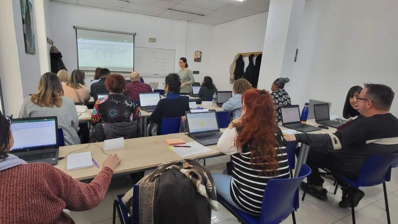Clase de preparaci&oacute;n de oposiciones en Zaragoza. / OPOSBANK