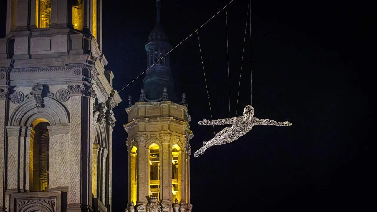 Una de las intervenciones de Zaragoza Luce en la plaza del Pilar. /AZ