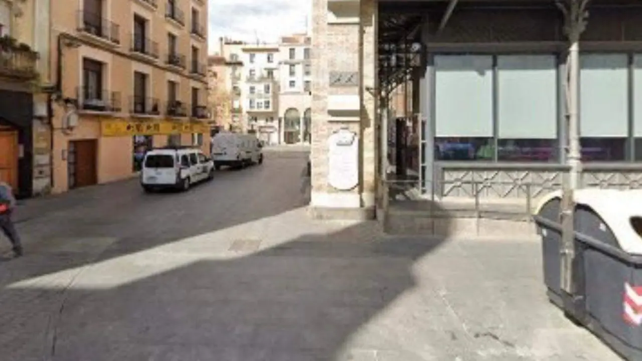 Imagen de la calle C&eacute;sar Augusto, muy cerca del edificio donde se denuncian los hechos/Google Maps