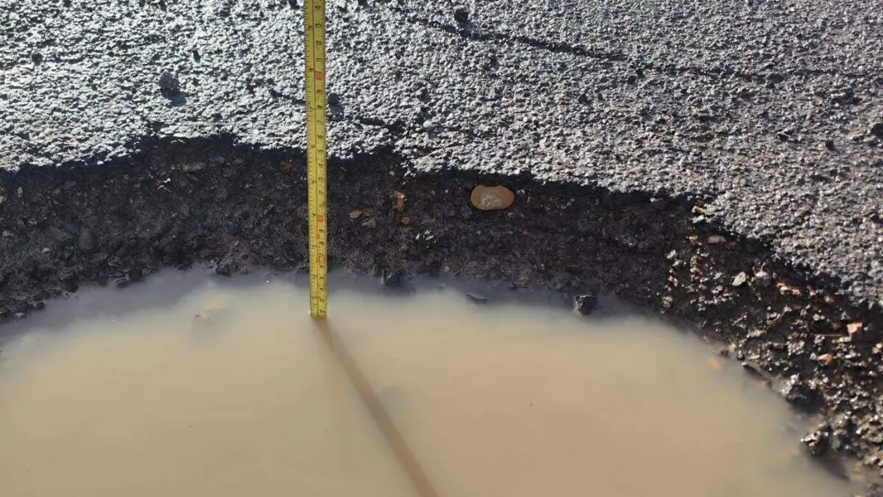 Socav&oacute;n en el asfalto de la carretera de acceso a Lasieso (Huesca). / LOURDES LANUZA