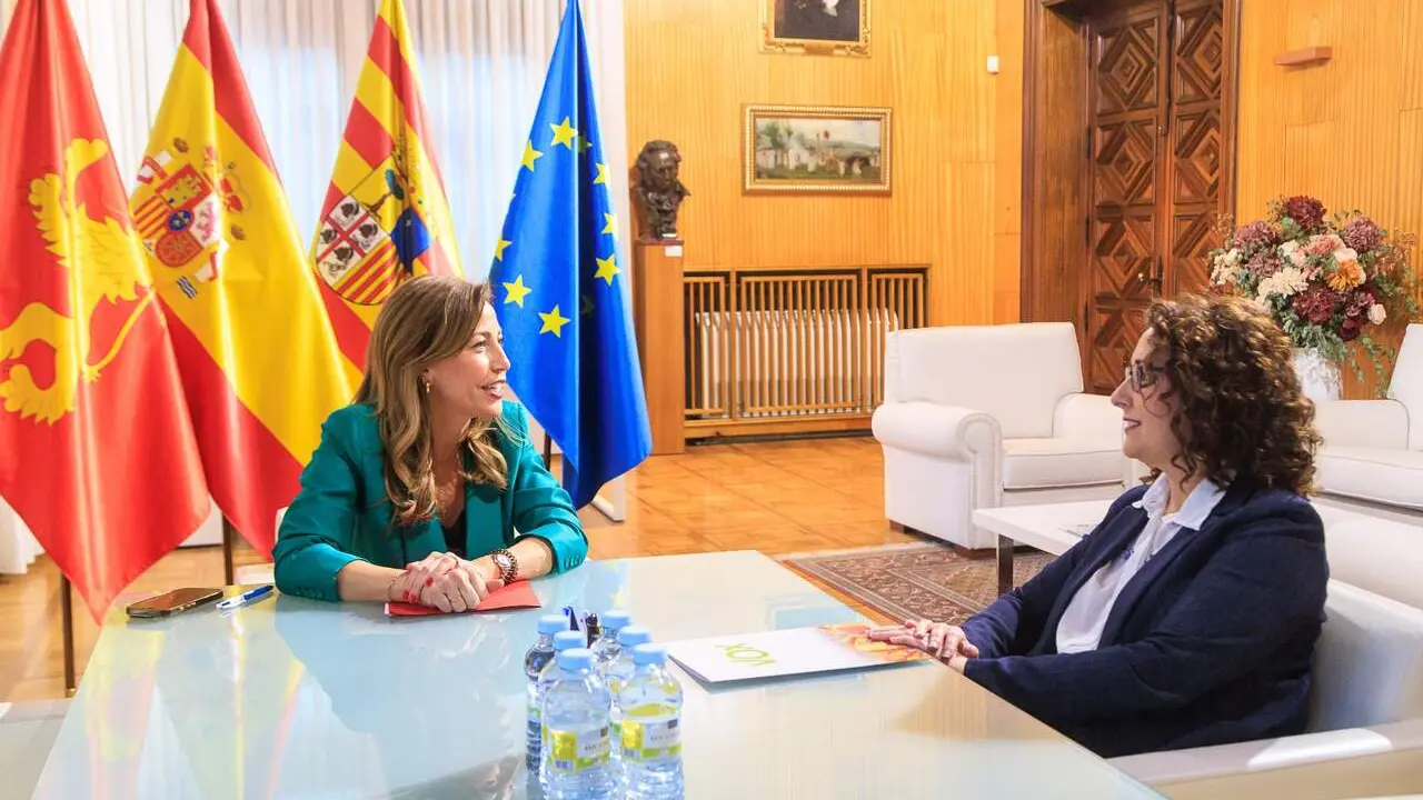 La portavoz de Vox, Eva Torres, junto a la alcaldesa de Zaragoza, Natalia Chueca / AZ