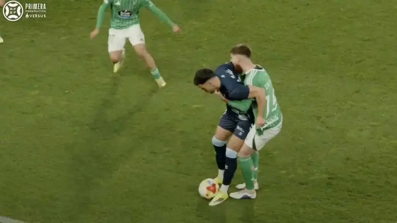 &Aacute;lex Zalaya mordiendo a un rival durante un partido de Primera RFEF