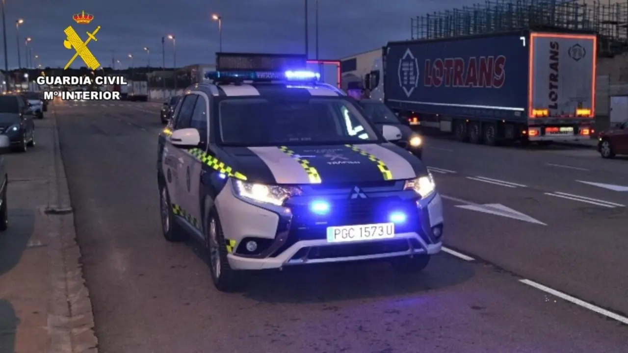 Veh&iacute;culo de la Guardia Civil ./ Guardia Civil