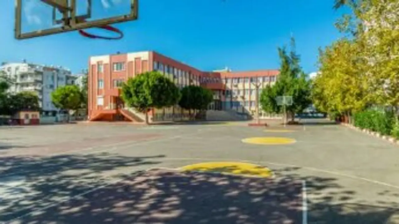 Patio de un colegio.