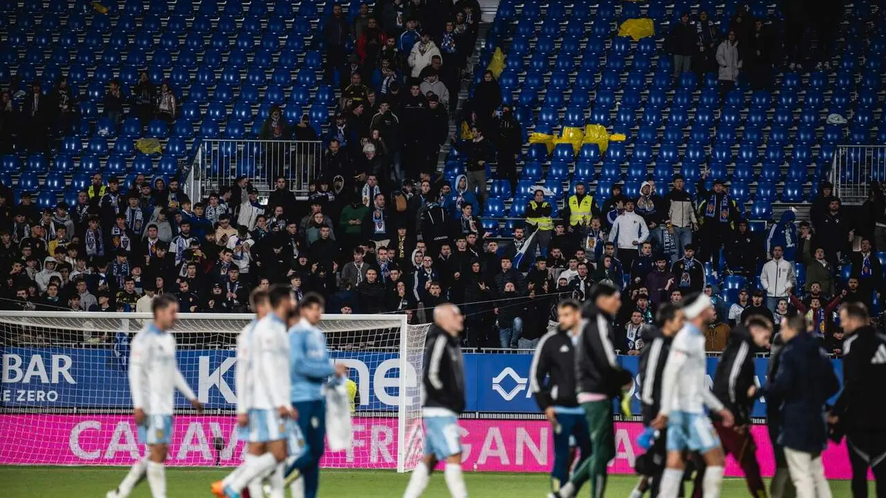 Afici&oacute;n del Real Zaragoza march&aacute;ndose del Ibercaja Estadio / Marcos Cebri&aacute;n