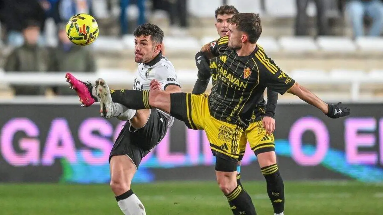 Sober&oacute;n y Curro pelean por un bal&oacute;n en el Burgos - Real Zaragoza de la ida / LaLiga