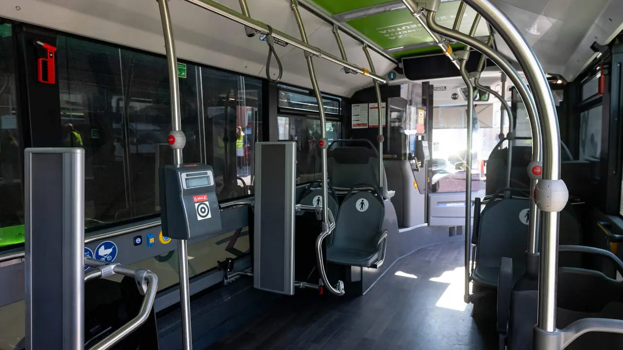 Validadora en la parte central de los nuevos buses urbanos para usuarios con discapacidad o con carritos de beb&eacute; / AZ
