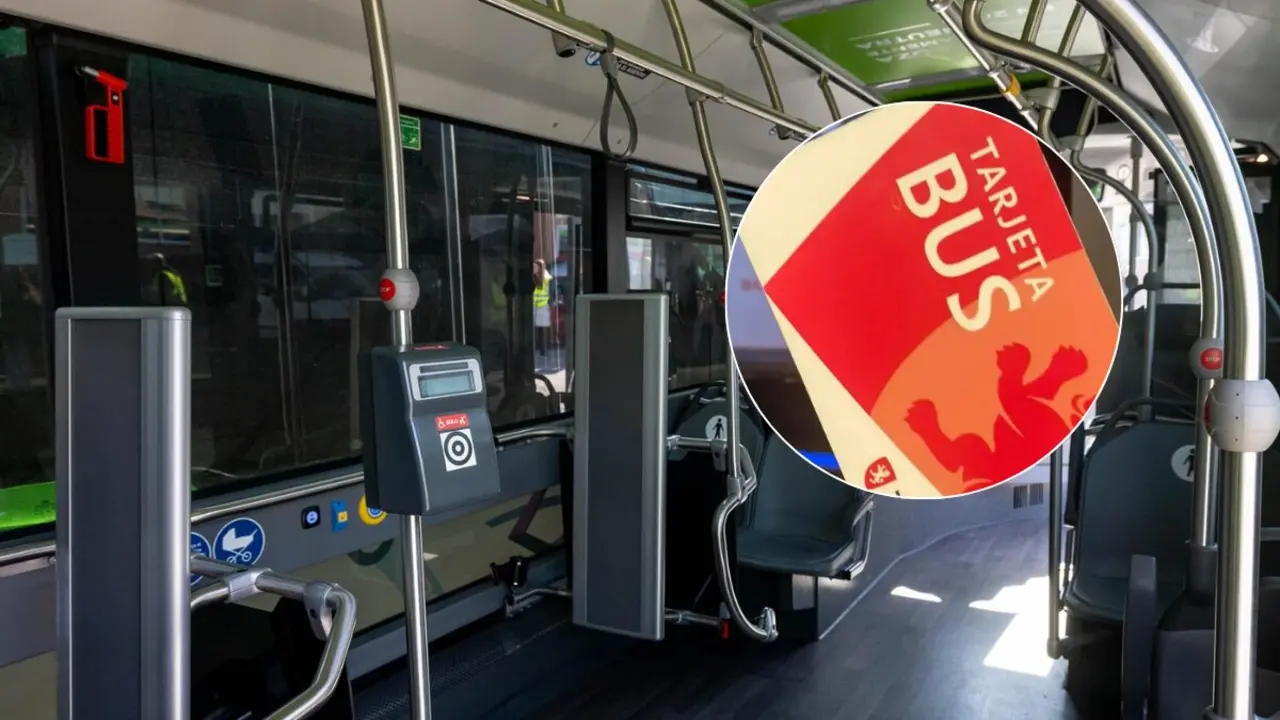 Archivo - Validadora en la parte central de los nuevos buses urbanos para usuarios con discapacidad o con carritos de beb&eacute; ./ MIGUEL G. GARC&Iacute;A - Archivo