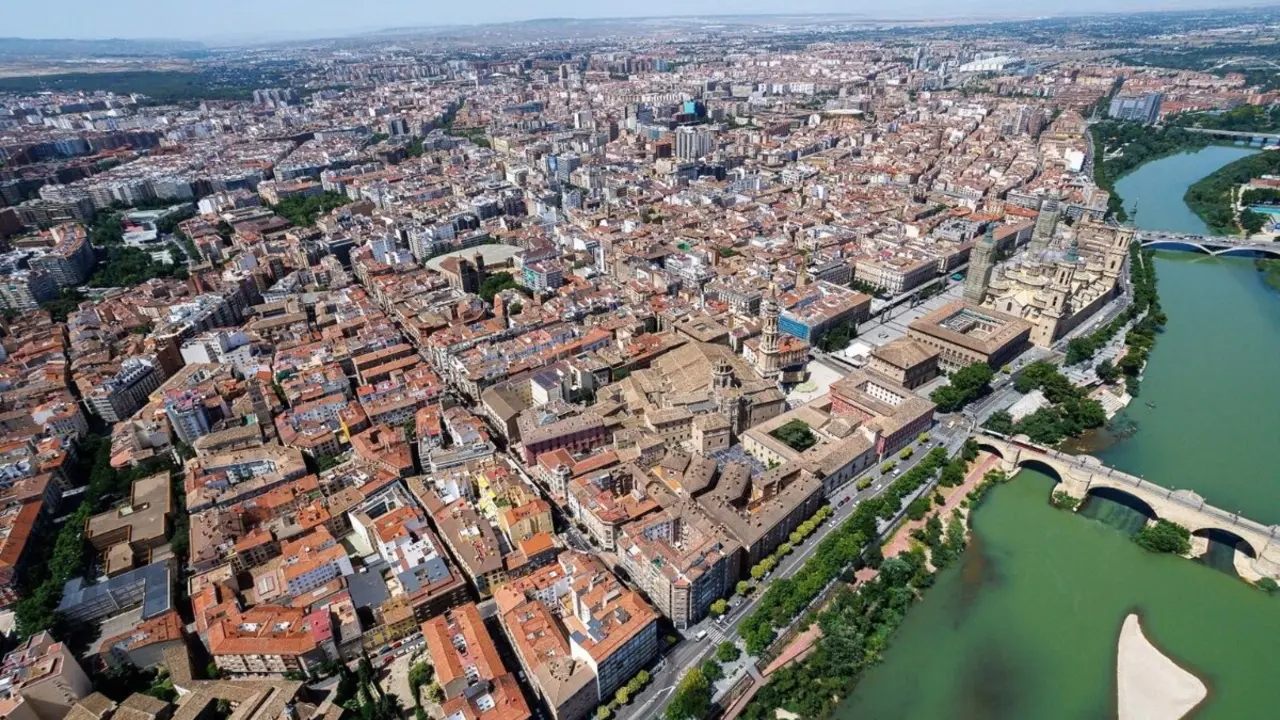 Archivo - Imagen a&eacute;rea de una perspectiva de Zaragoza, con el r&iacute;o Ebro y la Bas&iacute;lica del Pilar a la derecha ./ AZ