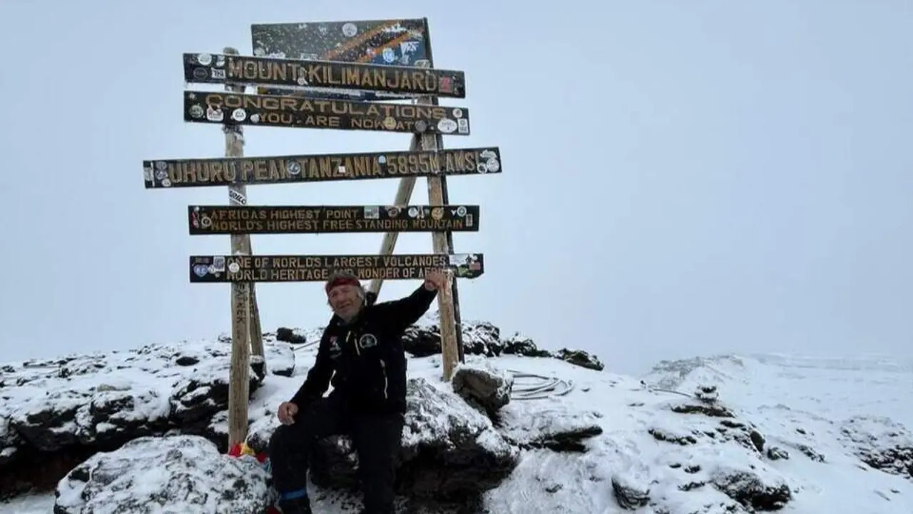 Antonio Hern&aacute;ndez en la cima del Kilimanjaro. / Cedida a HOY ARAG&Oacute;N