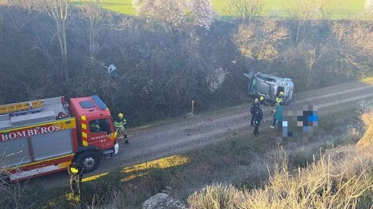 Estado del veh&iacute;culo tras precipitarse por un puente en la carretera de Huerrios (Huesca).
- AYUNTAMIENTO DE HUESCA