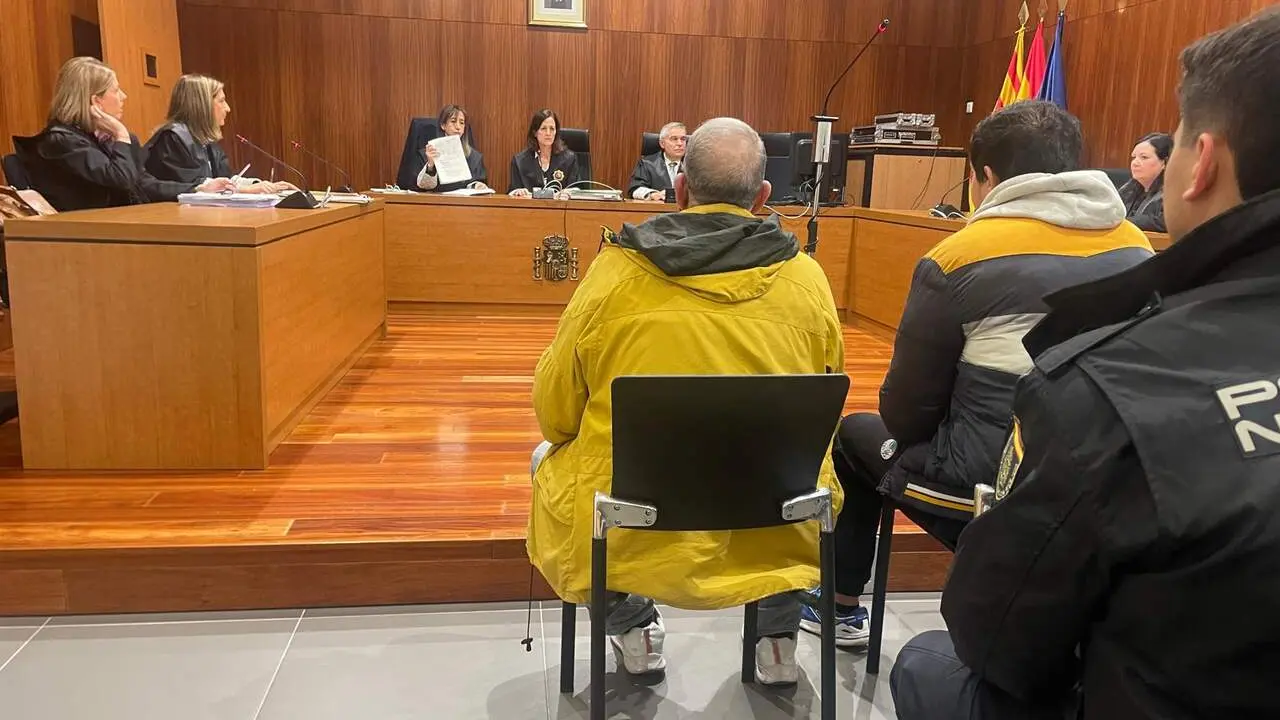 Imagen del preso acompa&ntilde;ado de su traductor esta ma&ntilde;ana en la Audiencia Provincial de Zaragoza/H.A.
