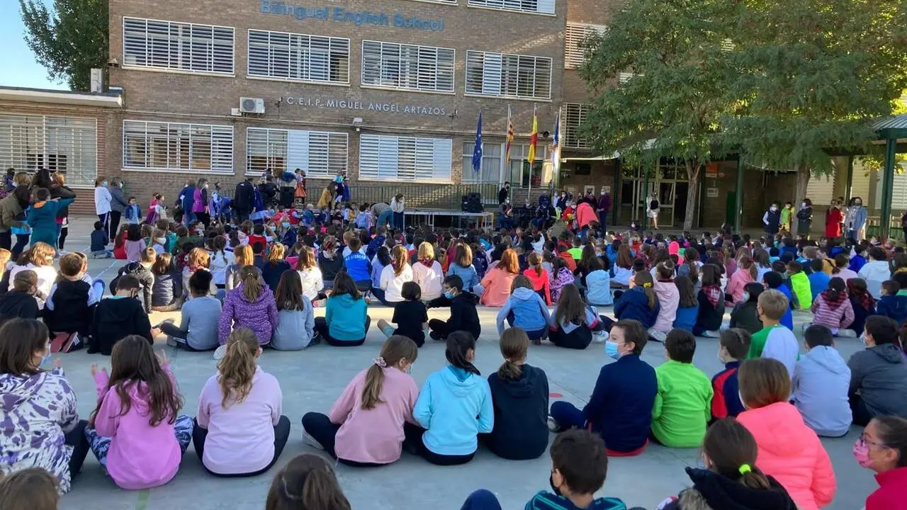 En imagen de archivo, actividad en el exterior del CEIP Miguel Artazos. / GOBIERNO DE ARAG&Oacute;N