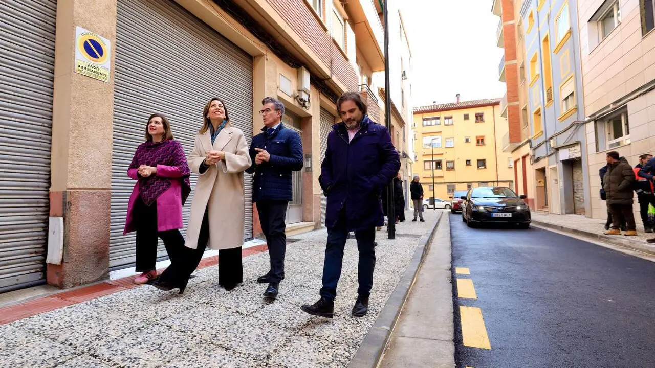 La alcaldesa de Zaragoza, Natalia Chueca, inaugura la reforma integral de la calle Gil Morlanes, en San Jos&eacute;. /AZ