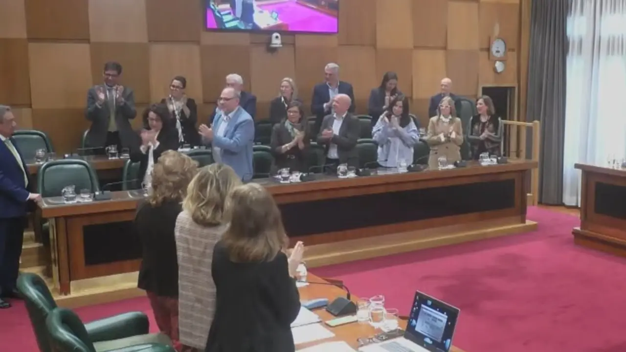 El pleno despide a Julio Calvo. /HA