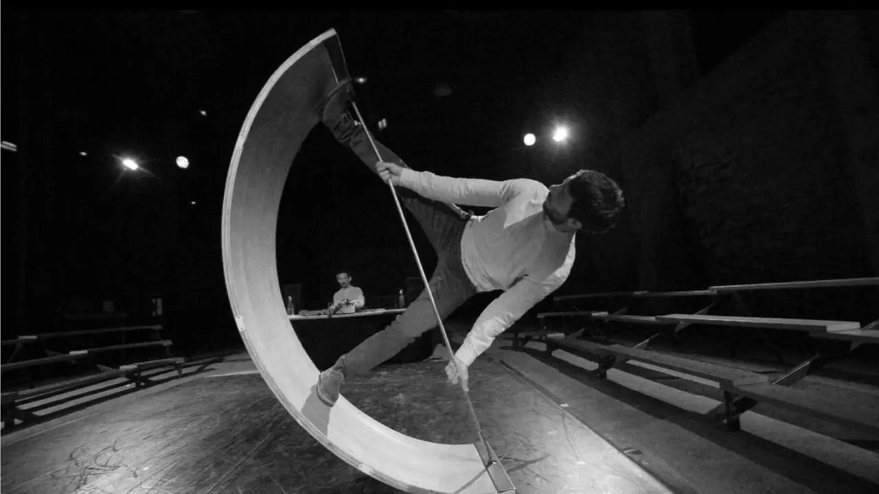 La propuesta concebida por el artista circense Jonathan Guichard, '3D', explora la relaci&oacute;n entre cuerpo, sonido y objeto. / AZ