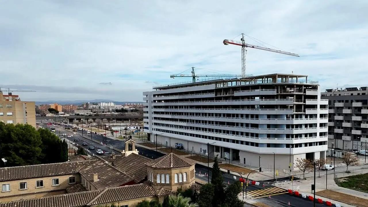 El Edificio V&iacute;a Nova en la avenida Catalu&ntilde;a de Grupo Lobe / Grupo Lobe
