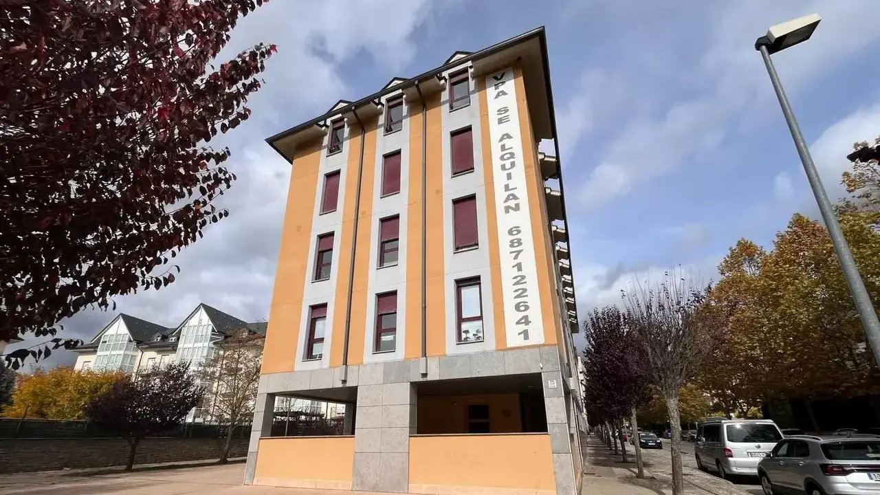 El Ayuntamiento de Jaca media en el conflicto por las VPO mientras siguen cuatro contratos sin acuerdo ./ El Diario de Huesca