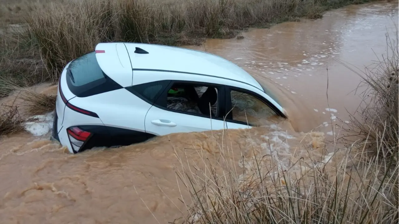 Veh&iacute;culo arrastrado por un torrente de agua en las inmediaciones de la laguna de Gallocanta. Dos personas y dos perros han sido rescatados este s&aacute;bado por los Bomberos de la DPT tras ponerse a salvo subi&eacute;ndose al techo del veh&iacute;culo.
- DPT