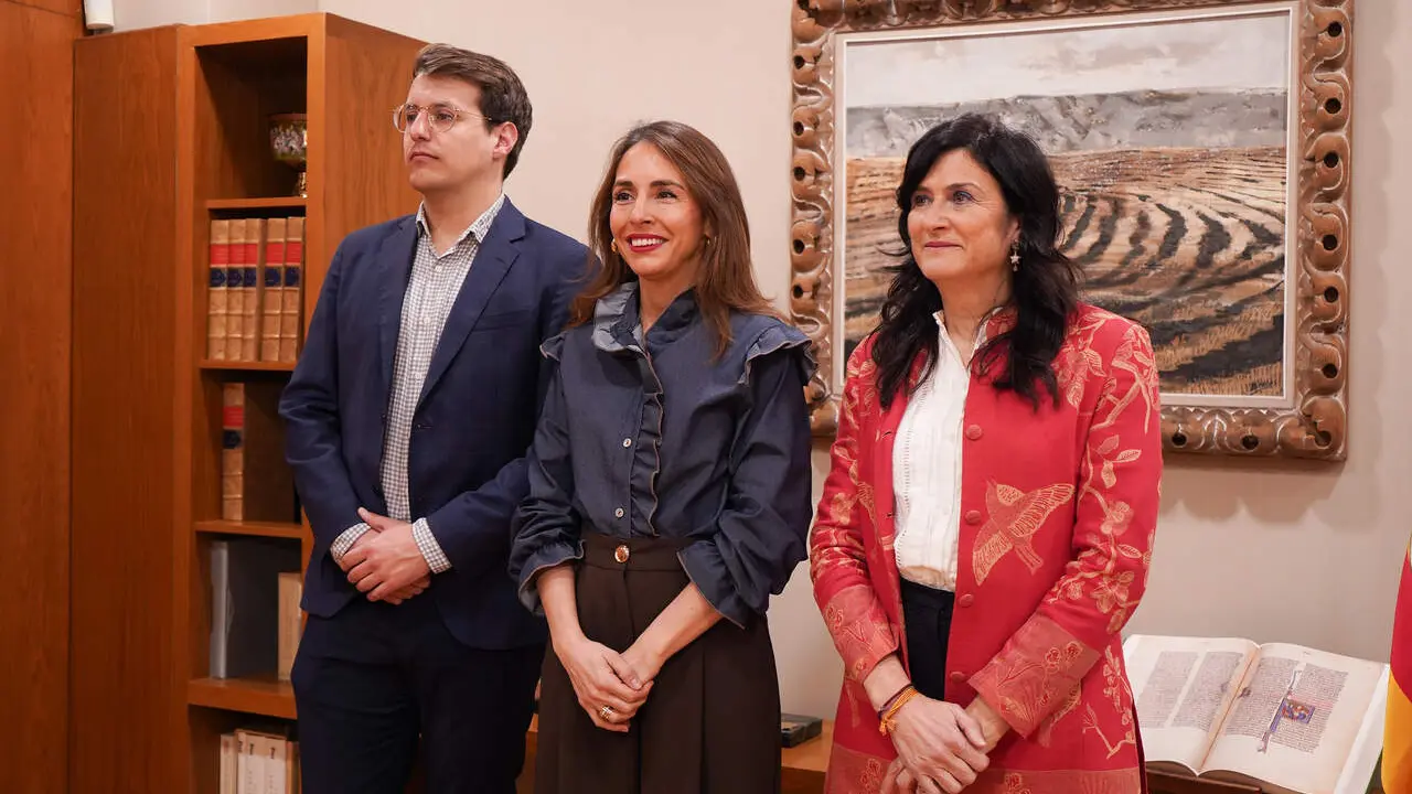 El portavoz de Chunta Aragonesista, Jorge Pueyo, junto a la presidenta de las Cortes, Mar&iacute;a Navarro (centro) e Isabel Lasobras de Chunta Aragonesista / Cortes de Arag&oacute;n