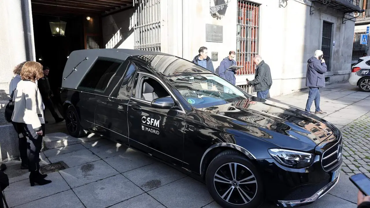 El coche f&uacute;nebre con los restos mortales de Ra&uacute;l del Pozo llega a la capilla ardiente instalada en la Casa de la Villa, a 11 de marzo de 2026, en Madrid (Espa&ntilde;a). El periodista y escritor ha fallecido a los 89 a&ntilde;os de edad. / EP