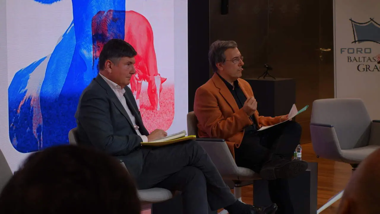 Manuel Pimentel y Juan Pascual este martes en la presentaci&oacute;n del libro. / Eliseo Javier Asso