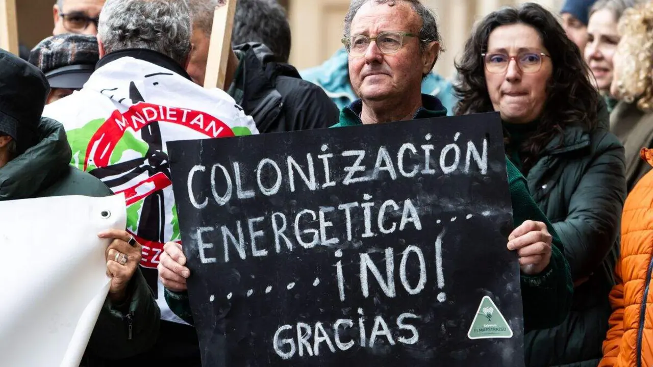 Concentraci&oacute;n en Teruel contra un parque e&oacute;lico. (Europa Press/Javier Escriche)