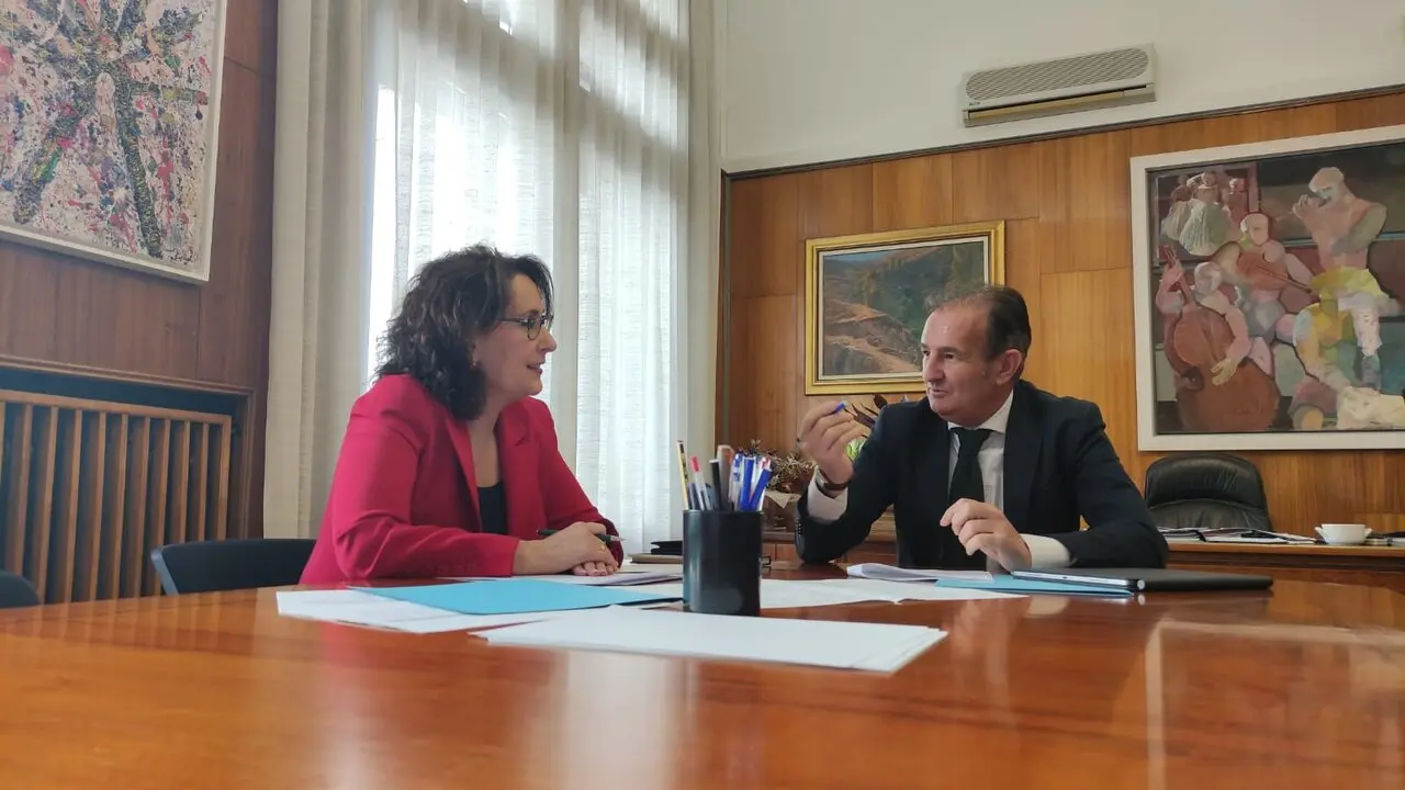 Eva Torres y &Aacute;ngel Lor&eacute;n en el Ayuntamiento de Zaragoza. /AZ