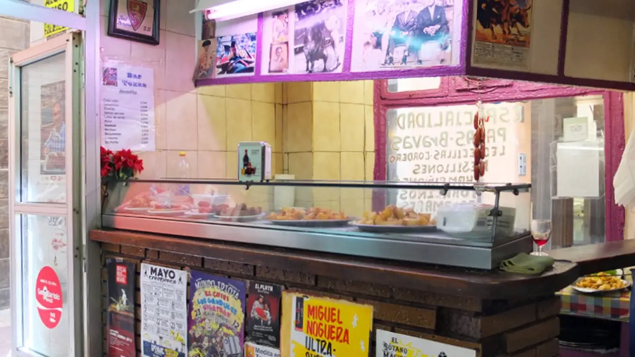 El bar Texas por dentro, con sus bravas y fritos nada m&aacute;s entrar al local / HOY ARAG&Oacute;N
