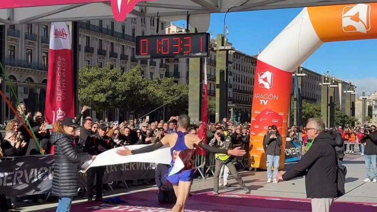 Eduardo Menacho cruzando la meta