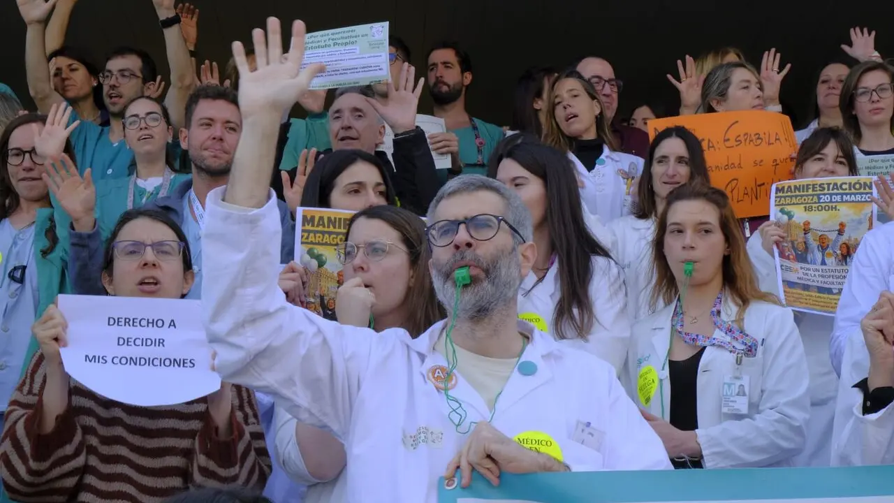 Concentraci&oacute;n huelga m&eacute;dicos en el hospital Cl&iacute;nico Universitario. FOTO Johanna Aznar 7