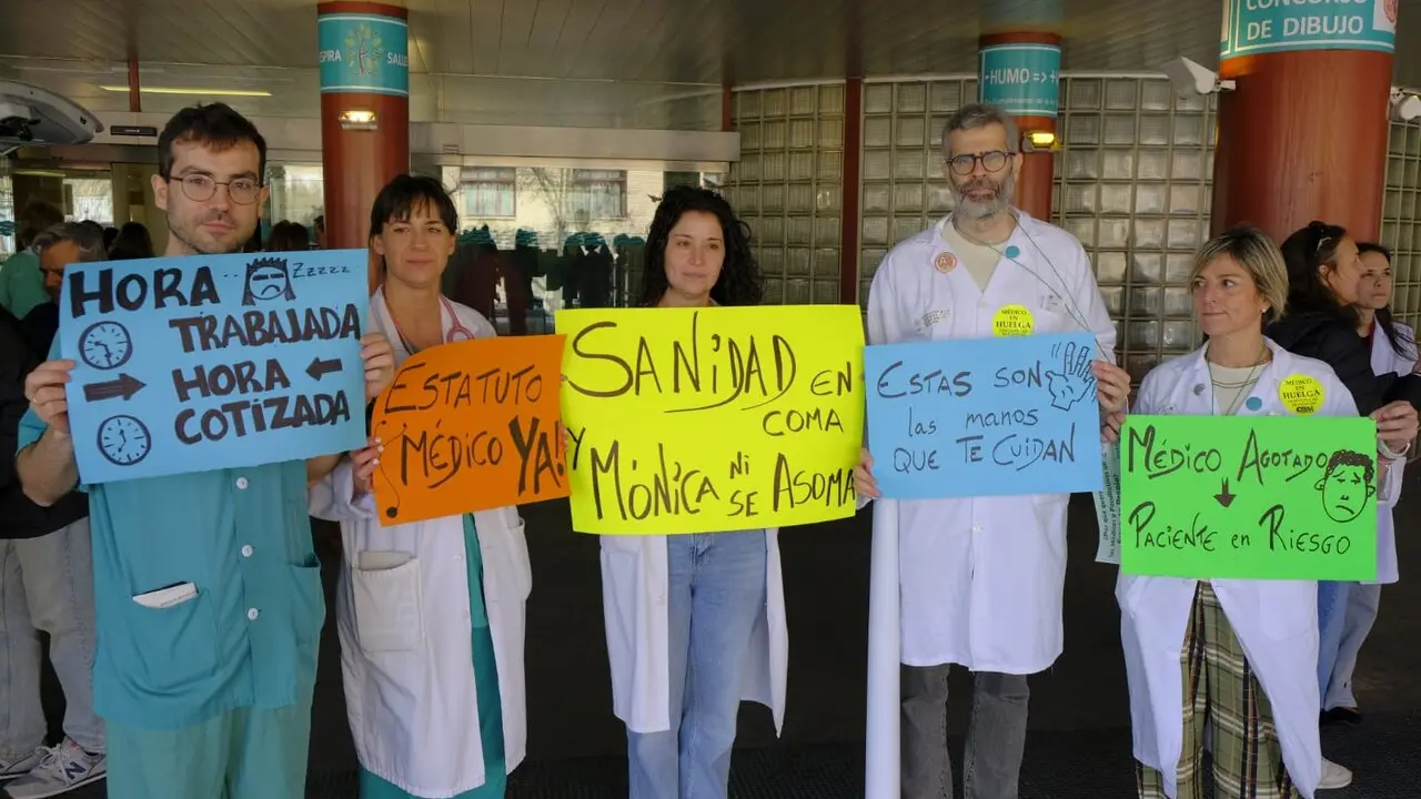 Concentraci&oacute;n huelga m&eacute;dicos en el hospital Cl&iacute;nico Universitario. / Johanna Aznar