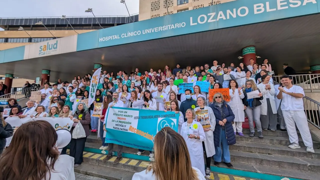 Concentraci&oacute;n huelga m&eacute;dicos en el hospital Cl&iacute;nico Universitario. / Johanna Aznar