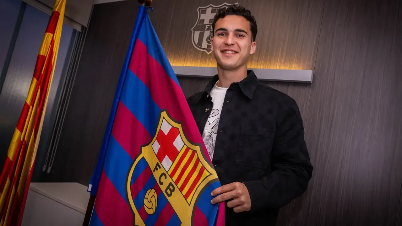 &Aacute;lvaro Cort&eacute;s durante su renovaci&oacute;n con el FC Barcelona / FCB