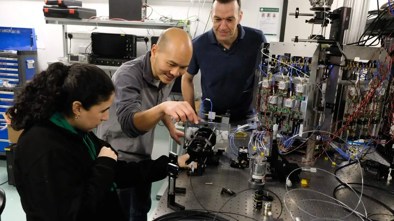 De izquierda a derecha, Kaoutar Benyahya, Kai Shi y Paolo Costa &mdash;investigadores de Microsoft en el equipo que desarroll&oacute; el nuevo sistema de cableado MicroLED&mdash; junto a uno de los prototipos que utilizaron para desarrollar la tecnolog&iacute;a. Foto de Chris Welsch para Microsoft.