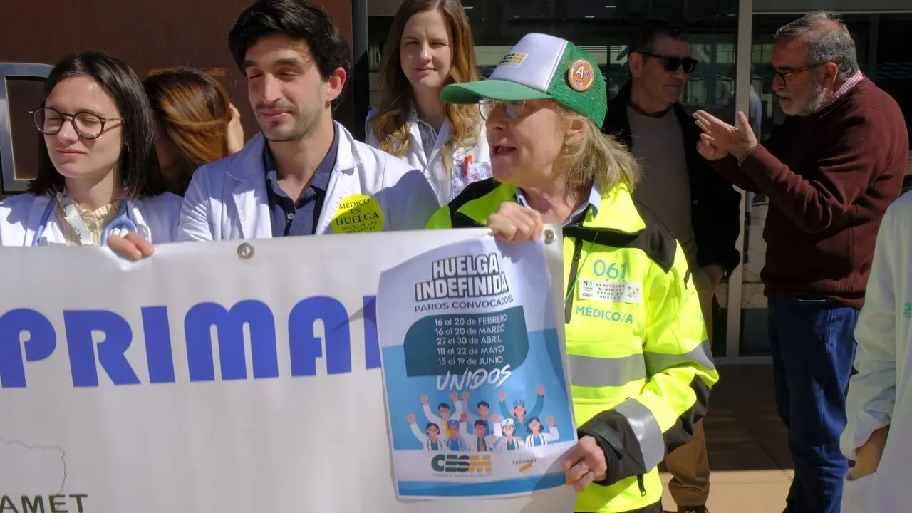 Concentraci&oacute;n m&eacute;dicos centro salud Valdespartera. / Johanna Aznar