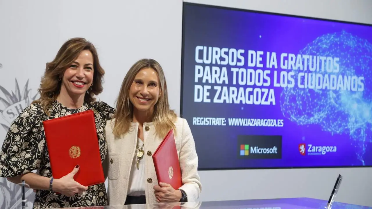 La alcaldesa, Natalia Chueca, con la directora de Capacitaci&oacute;n en IA de Microsoft Espa&ntilde;a, Sonia Marzo. /AZ