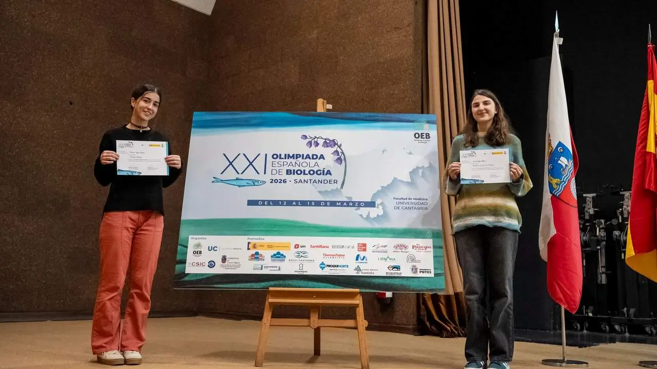 Estela G&aacute;lvez, de Escuelas P&iacute;as, y Patricia Pueyo, del IES Goya, en la fase nacional de la Olimpiada de Biolog&iacute;a en Santander. / H.A