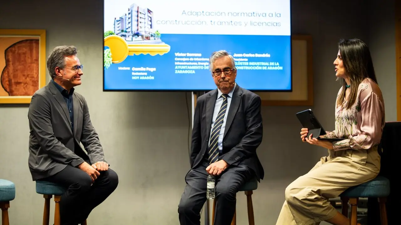 El consejero V&iacute;ctor Serrano y Juan Carlos Bandr&eacute;s en el SIVA. /HA