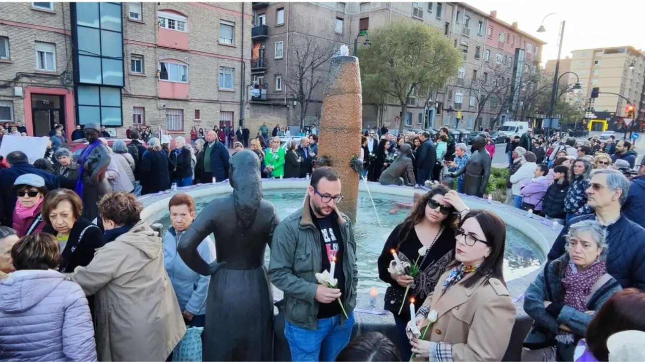 Concentraci&oacute;n convocada por la comisi&oacute;n de la mujer de la Asociaci&oacute;n Vecinal de Las Fuentes en repulsa por el asesinato machista de una mujer este s&aacute;bado en el barrio zaragozano ./ E.P