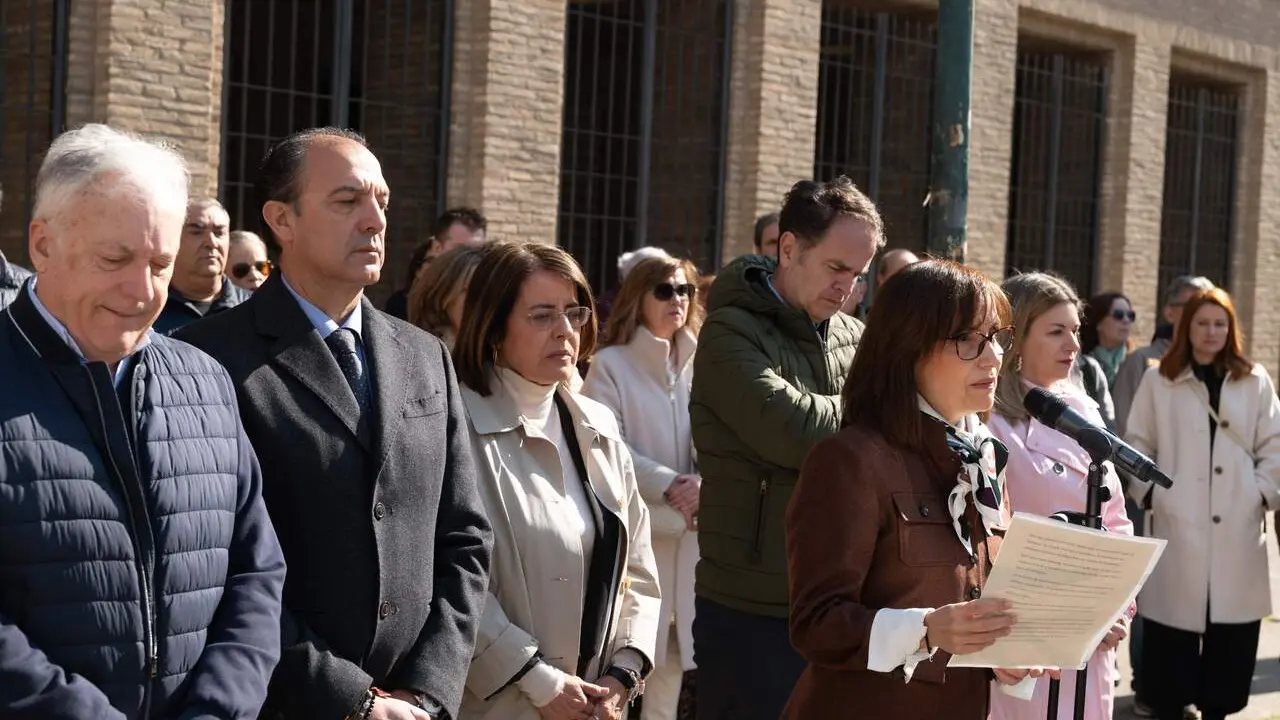 Minuto de silencio en el Edificio Pignatelli, sede del Gobierno de Arag&oacute;n, en repulsa por el asesinato machista de este s&aacute;bado en Zaragoza ./ Fabi&aacute;n Sim&oacute;n