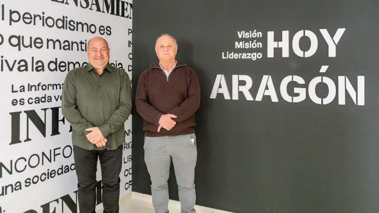 Santos Navarro, presidente de la Comarca Cinco Villas (izquierda), y No&eacute; Latorre, alcalde La Almunia. / &Aacute;LVARO CALVO