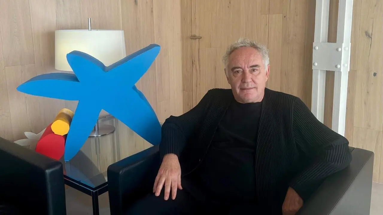Ferran Adri&agrave; en la sede de CaixaBank ubicada en la calle Coso, 47. / H.A.
