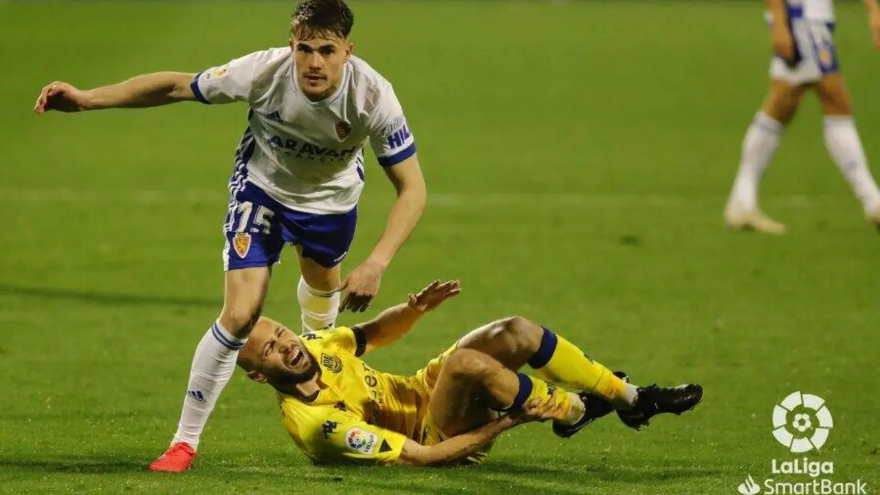 Laure se duele en el suelo ante Pep Chavarr&iacute;a en un Real Zaragoza - Alcorc&oacute;n / LaLiga
