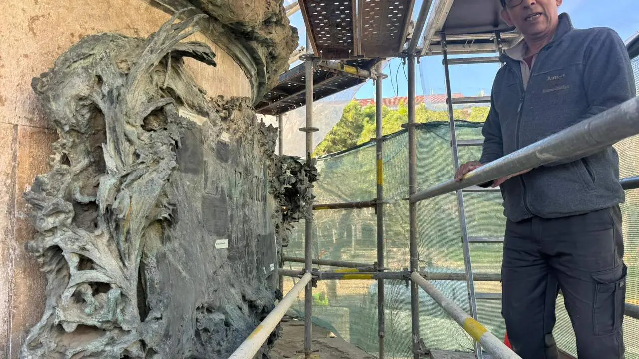 Trabajos de renovaci&oacute;n de la plaza de Los Sitios. /AZ
