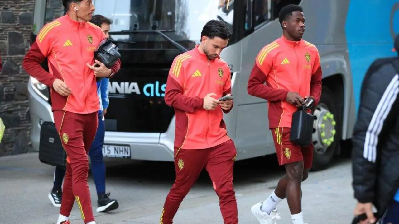 Jugadores del Real Zaragoza bajando del autob&uacute;s / LaLiga