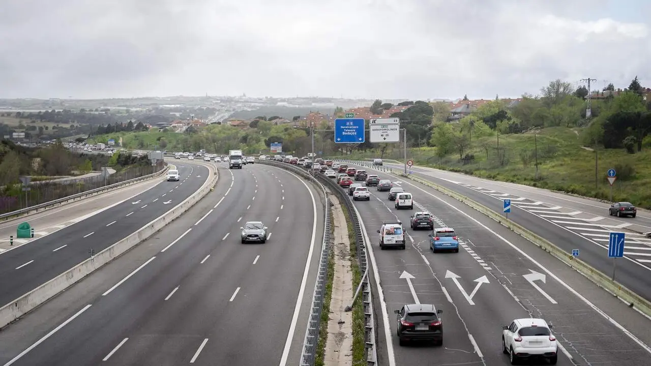 Tr&aacute;fico en la autov&iacute;a A-5 a su paso entre M&oacute;stoles y Arroyomolinos durante la segunda fase de la operaci&oacute;n salida por Semana Santa en 2024 / Europa Press