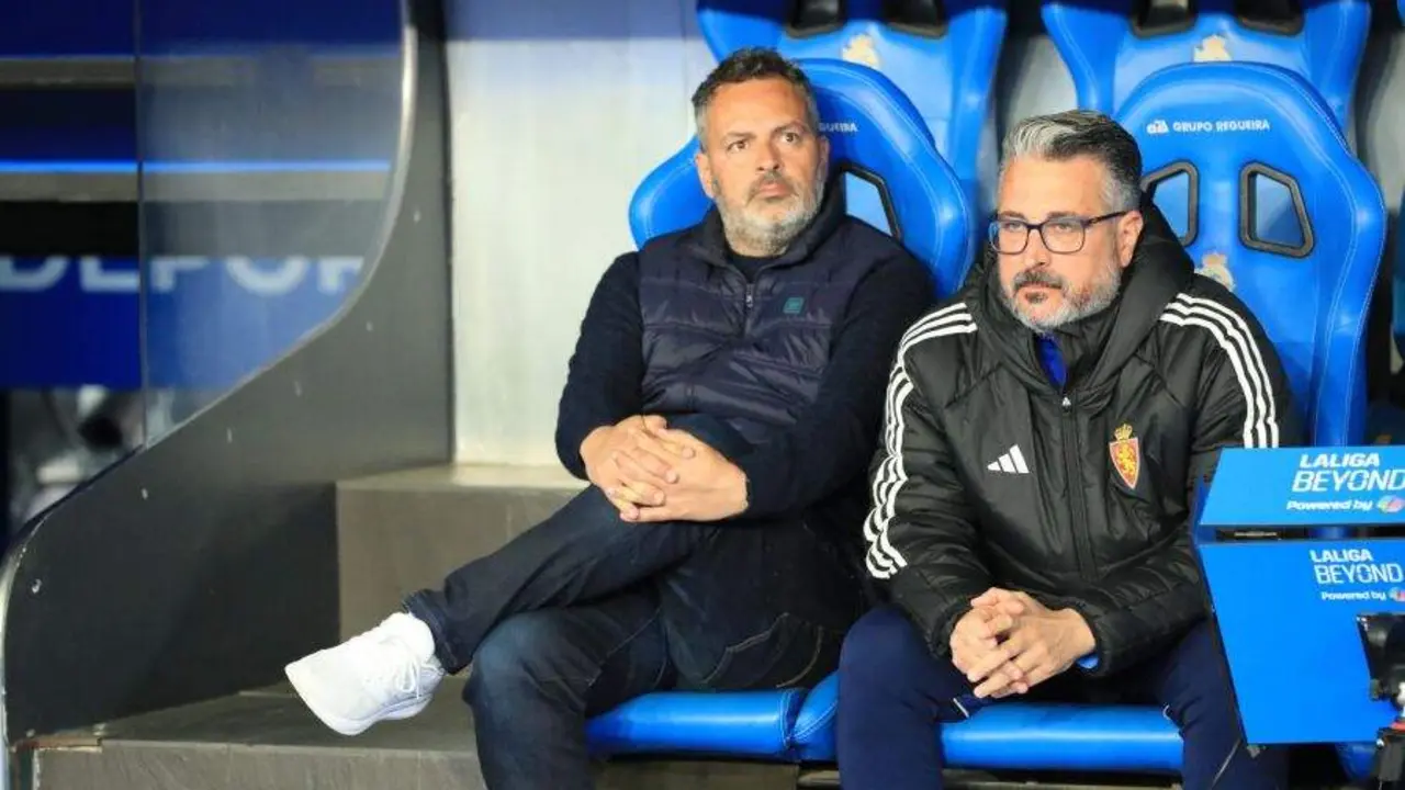 David Navarro junto a N&eacute;stor P&eacute;rez en el banquillo del Real Zaragoza / LaLiga
