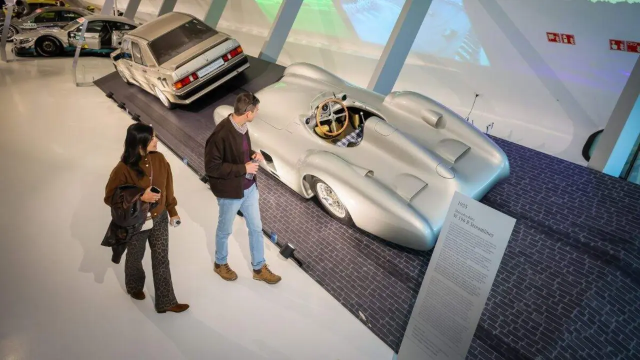 Exposici&oacute;n de Mercedes Benz en el Mobility City de Zaragoza. / FUNDACI&Oacute;N IBERCAJA