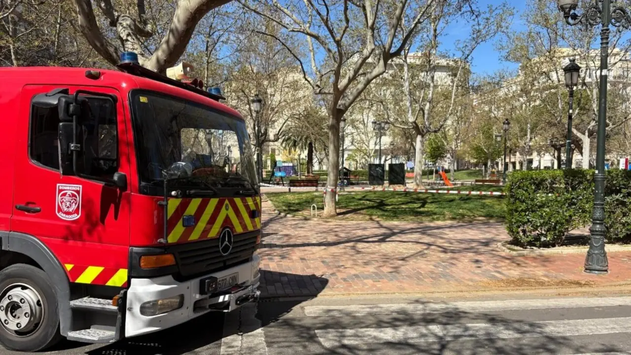 Plaza de los Sitios cerrada por los bomberos ante las fuertes rachas de viento que se esperan este s&aacute;bado y el domingo.
- AYUNTAMIENTO DE ZARAGOZA
